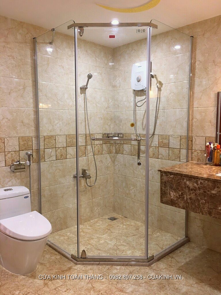 Vách kính phòng tắm góc