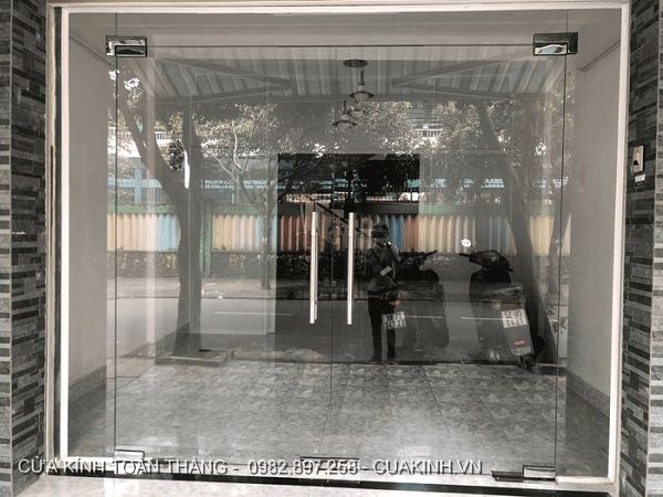 Cửa kính cường lực mở quay: Báo giá 2022 và mẫu cửa đẹp nhất
